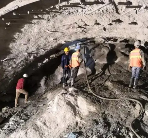 措美拱顶带模注浆料的施工流程及注意事项